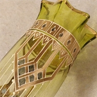 jugendvase guld dekorationer på grønt glas flæset kant